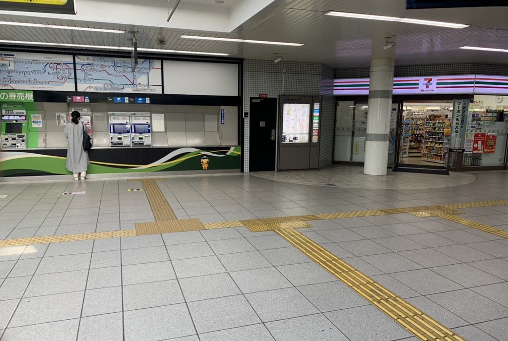 JR摂津富田駅の改札を出て右へ進み、北口を出ます。