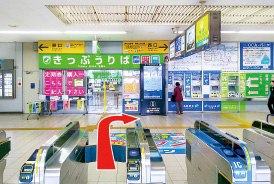 JR堺市駅の改札を出て、右手（西口）の方向へ進みます。