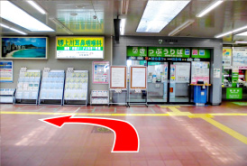 四条畷駅の改札を出て左に曲がり、西出口の方向へ進みます。