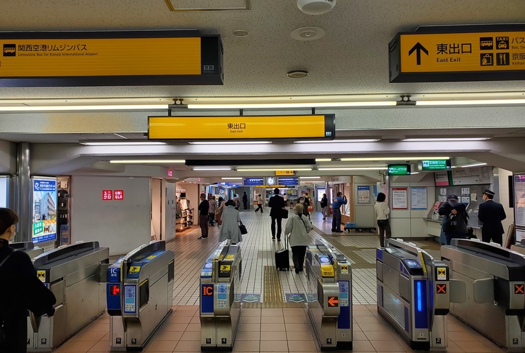 京阪電車守口市駅からお越しの方は、「東出口」を出て、「②③出口」への階段を下りてください。
