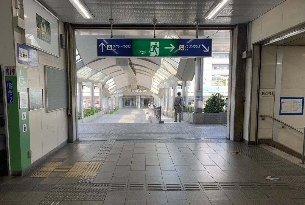 JR千里丘駅の改札を出て左手（東口）方向へ、まっすぐ進みます。