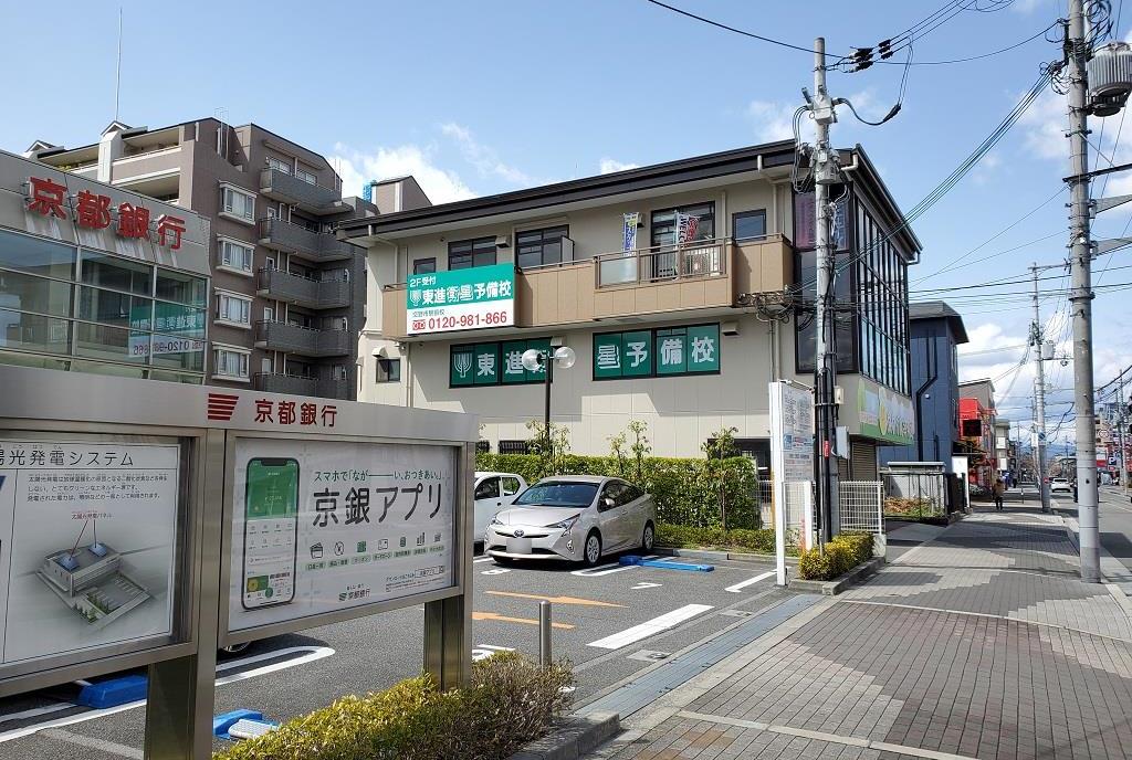 京都銀行の方向へ進むと、その隣に校舎があります。
ビルの手前側の通路を奥へお入りください。
